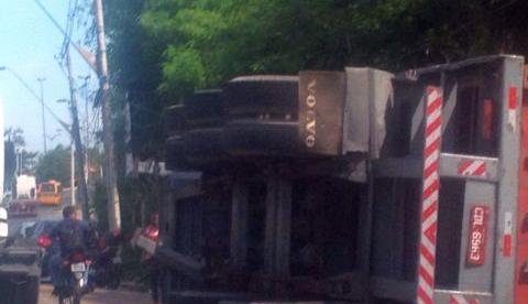 Carreta se desgoverna e tomba