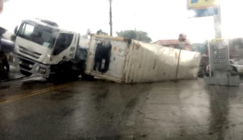 Carreta tomba no Morro da liberdade e provoca transtorno ao trânsito