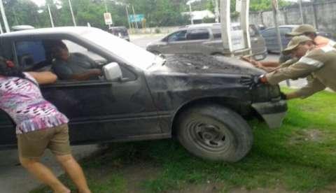 Carro pega fogo e ‘marronzinhos’ suam a camisa
