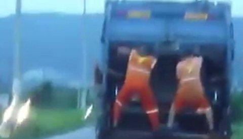 Catadores dançando lepo lepo em carro do lixo