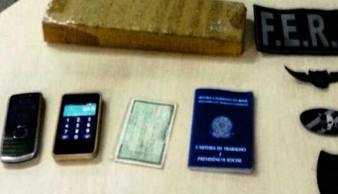 Depois de escalar muros e telhados, homem é preso com 1 kg de maconha