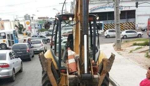 Veículos pesados atrapalham trânsito na Zona Oeste