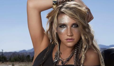 Prévia do reality de Kesha mostra a artista bebendo o próprio xixi