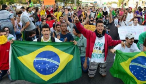 Gás lacrimogêneo e balas de borracha contra manifestantes no Maracanã