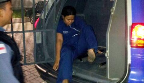 Advogado diz que médica pode se negar a atender paciente. PM vai punir policiais que algemaram Maria