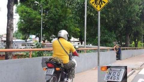Motoqueiro usa calçada para transitar na Compensa