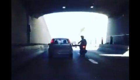 Motoqueiro tentar quebra retrovisor de carro e se dá mal