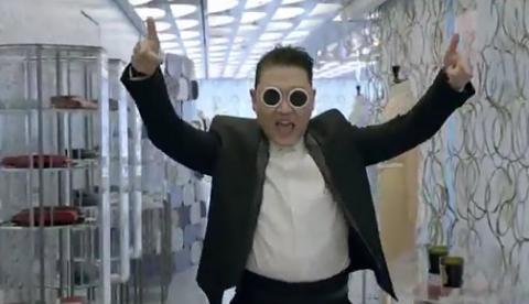 Psy dança "Gangnam Style" em igreja