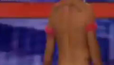 Americano pinta quadro com as partes íntimas 