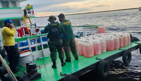 Embarcações são apreendidas com 25 mil litros de combustivel irregular em Manaus 