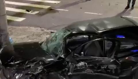 Carro fica totalmente destruído após grave acidente em Manaus