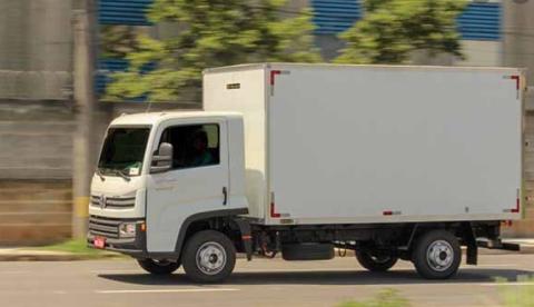 Após fazer família refém, trio foge com caminhão baú carregado de objetos roubados