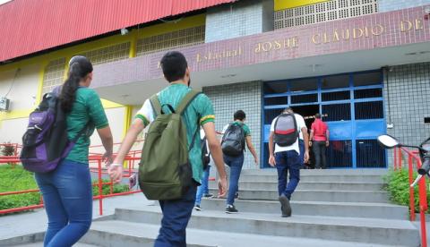 Sindicato quer adiar por mais 30 dias volta às aulas no Amazonas 