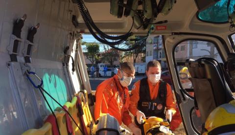 Criança de 2 anos é socorrida por helicóptero após ser atropelada por caminhão