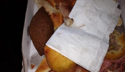 Adolescente encontra dedo humano decepado ao comer esfirra