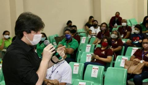 Fabian reúne com gestores e implementa projeto para 440 mil alunos no Amazonas 