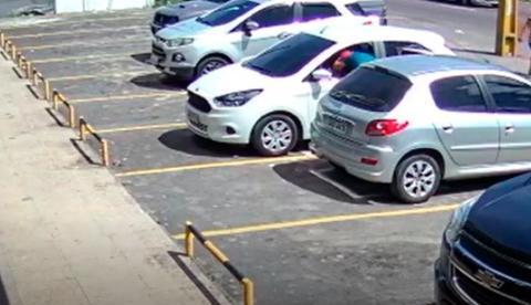 Vídeo mostra bandidos quebrando vidros e furtando carros em Manaus