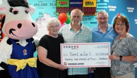 Homem ganha na loteria e cumpre promessa de dividir prêmio com amigo