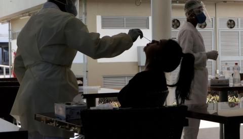 Curva de casos confirmados de covid-19 volta a subir no Brasil