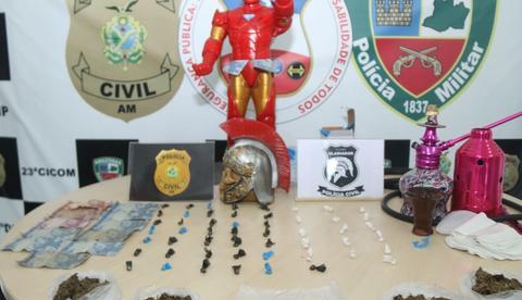 Mulheres são presas em Manaus com drogas escondida em boneco do Homem de Ferro 