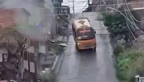 Vídeo flagra momento em que micro-ônibus desliza em ladeira de Manaus