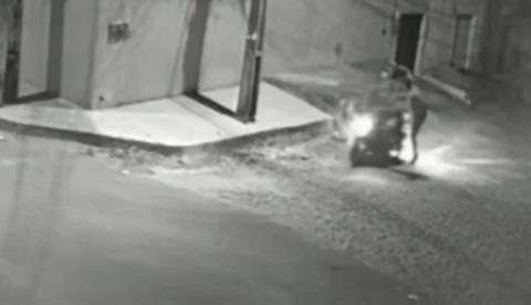 Inacreditável: Ladrão aplica 'voadora' em casal e rouba moto