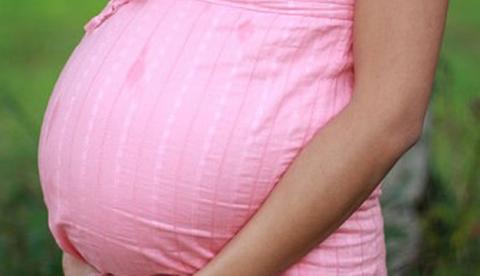 Estuprada pelo tio, menina de 10 anos deixa estado ao ter aborto negado por hospital