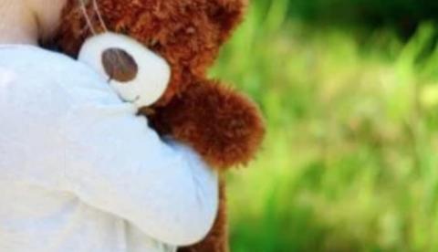 Menina de 10 anos estuprada ficou agarrada a pelúcia durante cirurgia