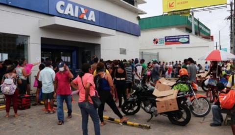 Lei obriga agências bancárias a distribuir álcool em gel em Manaus