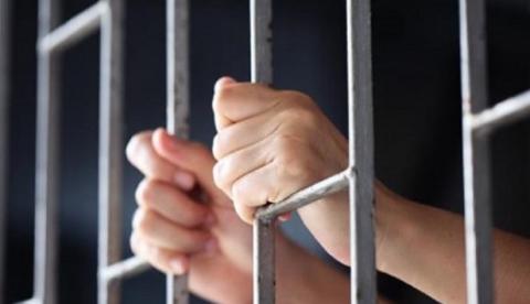 Mulher é presa após agredir e quebrar dedo da esposa do amante em Manaus 