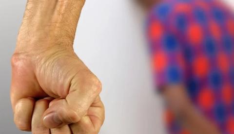 Adolescente é espancado com ferro por pai e irmão ao se assumir homossexual