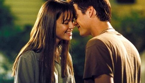 Jovem casa com namorada ao descobrir que ela tem doença grave 