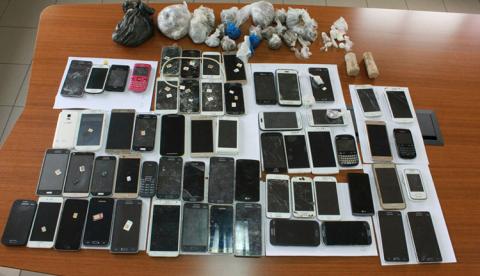 Bombas, celulares e armas são encontrados durante revista no Puraquequara