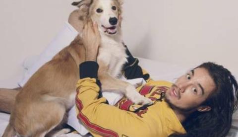 Tiago Iorc posa de cueca e mostra tatuagem no peito em ensaio para revista