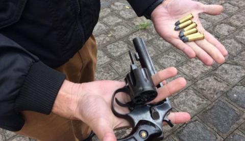 Biomédica toma revólver de bandido dentro do carro dela e o põe para correr