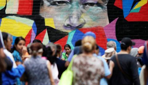 Mulheres desesperadas vendem cabelo para comprar comida