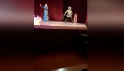 Dançarino morre no palco e plateia pensa que é parte do espetáculo