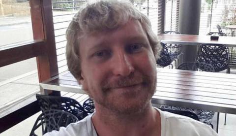 Homem gasta R$ 5 milhões de dólares que apareceram em sua conta