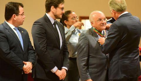Melo recebe Comenda do Mérito Judiciário e Acadêmico durante homenagem do TJAM