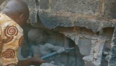  Menino passa três dias preso entre muros com 30 cm de distância