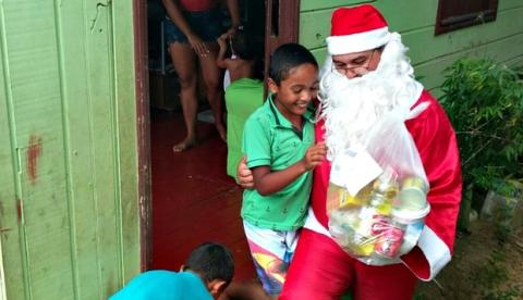 'Pedi para ajudar minha mãe', diz menino após receber cesta básica do papai noel