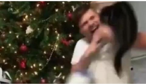 Homem se empolga demais  após ganhar presente no Natal e gato não perdoa