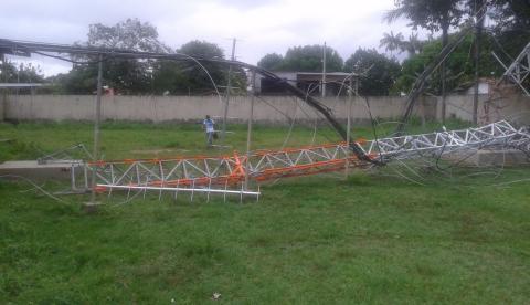 Torre de 65 metros tomba e assusta moradores do Amazonas 