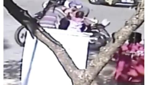 Para escapar de blitz, motociclista acaba atropelando mãe e filha