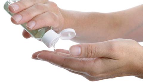 Álcool em gel pode acelerar envelhecimento da pele 