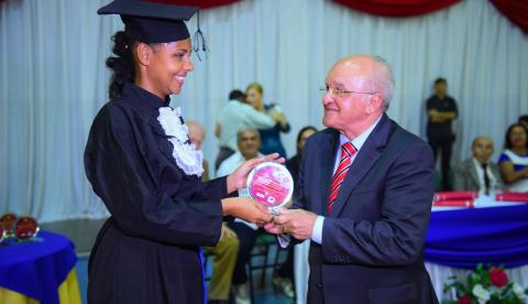 Alunos de Iranduba homenageiam José Melo pelo  relevante trabalho na educação 