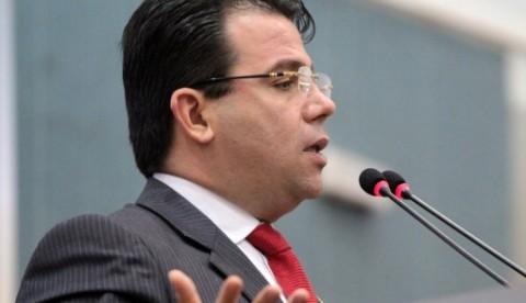 Wilker vence eleição e continuará  presidindo a Câmara