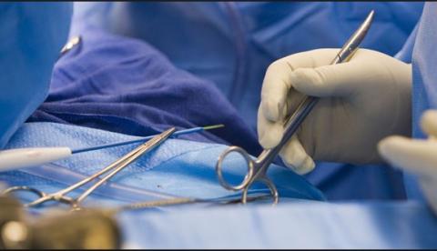 Homem retira do abdômen tesouras esquecidas em cirurgia há 18 anos