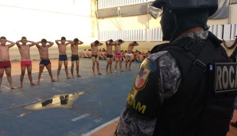 Após rebeliões e mortes, Unidade Prisional do Puraquequara passa por revista 