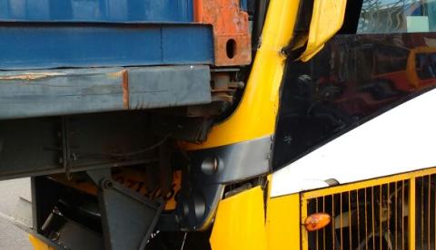 Motorista de ônibus fica preso às ferragens após acidente em Manaus